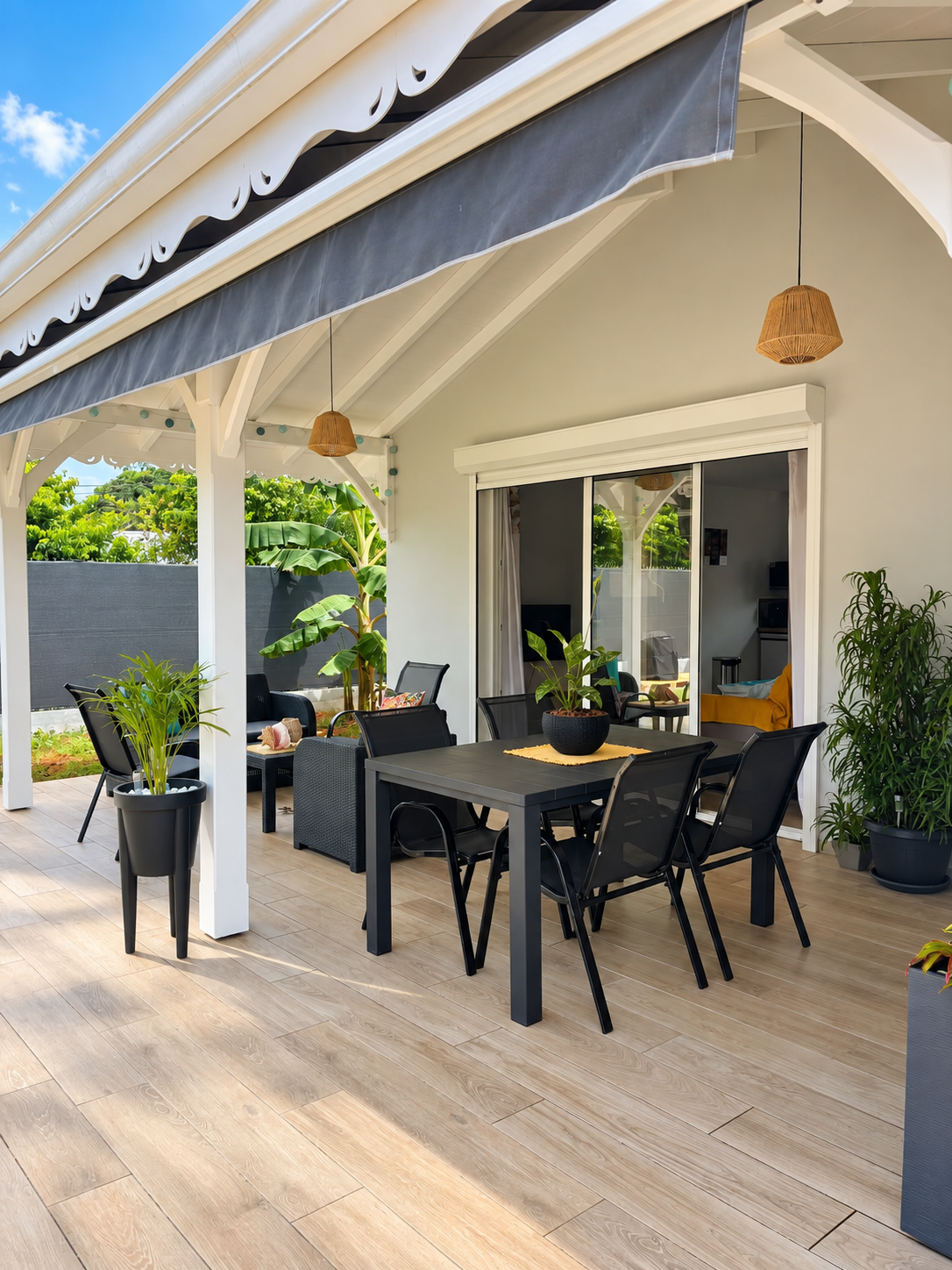 Terrasse couverte et espace repas extérieur de Villa Douceur Caraïbes
